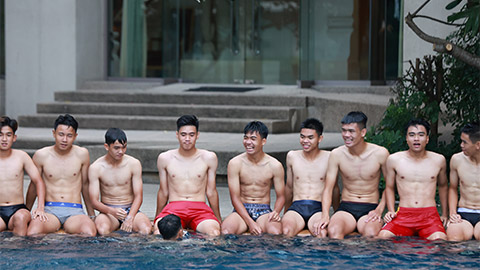 Những chàng trai 'xì tin' của U17 Việt Nam khoe body 'cực phẩm' bên hồ bơi